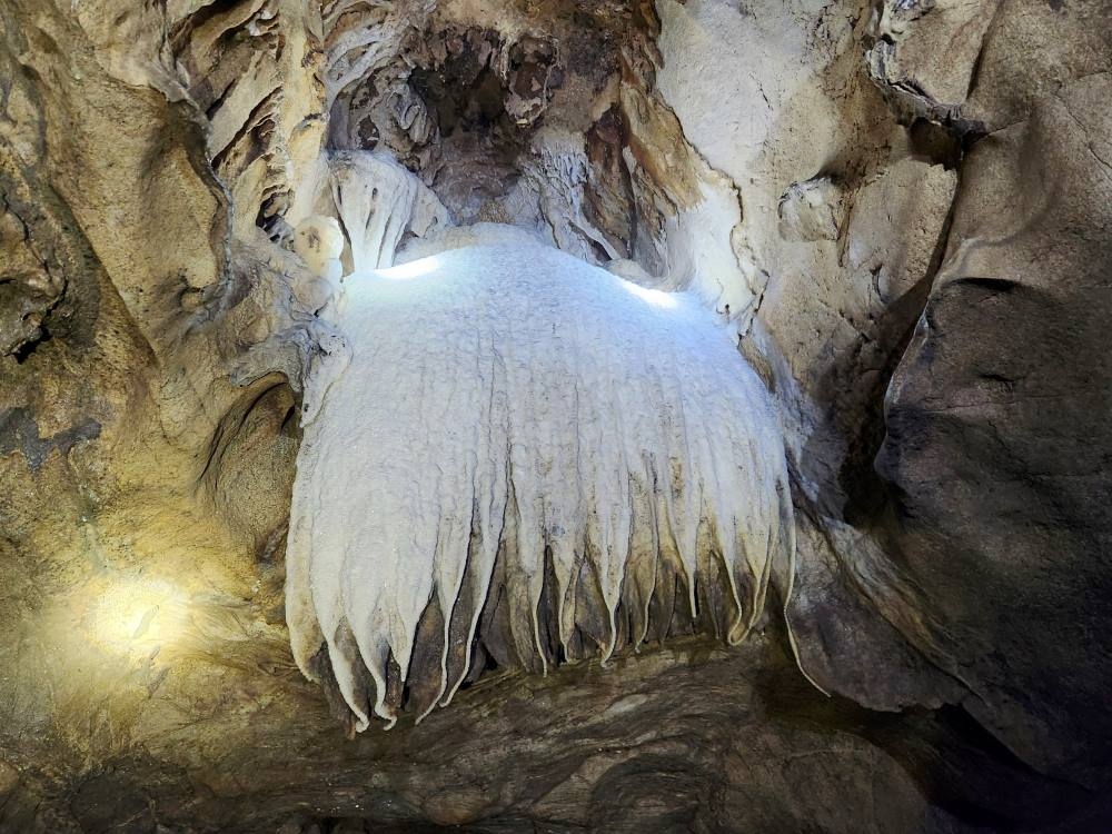 Cave with beautiful natural stalactites inside discovered in Thanh Hoa